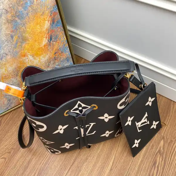 LOUIS VUITTON NÉONOÉ