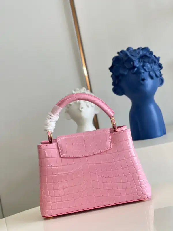 First bag ru LOUIS VUITTON CAPUCINES BB