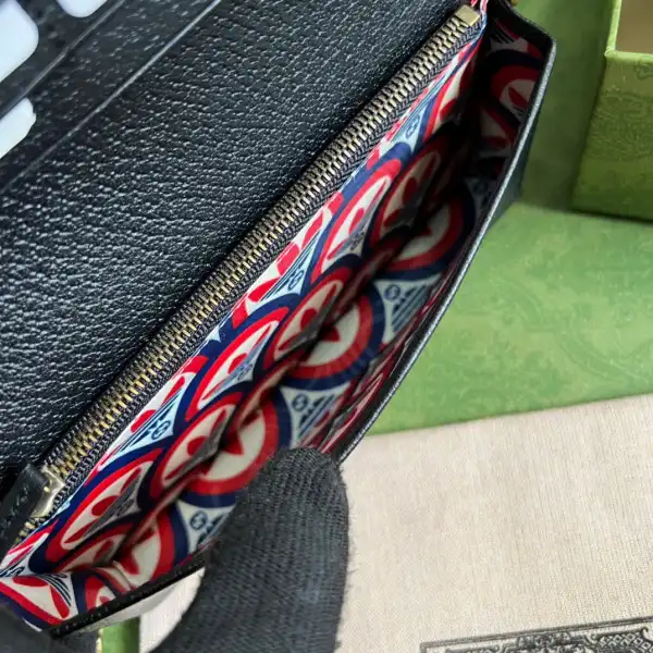 Bagsoffer Adidas x Gucci wallet with chain