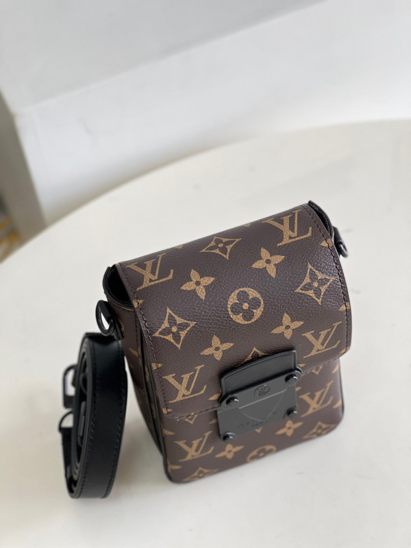 HOT SALE LOUIS VUITTON S-LOCK VERTICAL WEARABLE WALLET