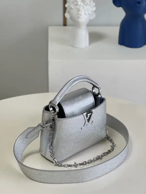 First bag ru LOUIS VUITTON CAPUCINES MINI