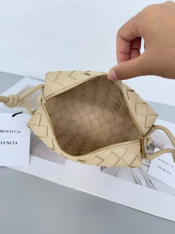 Yupoo bagsoffer BOTTEGA VENETA Mini Loop Camera Bag