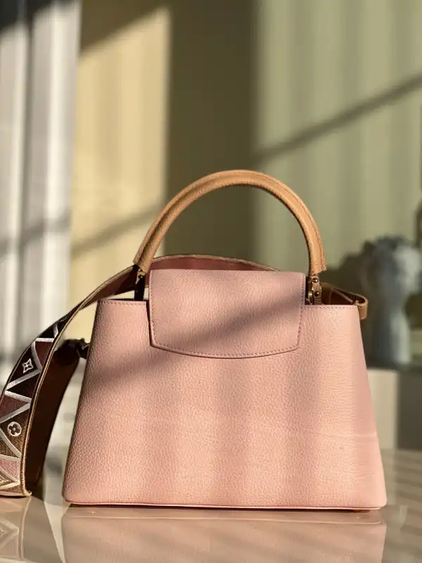 First bag ru LOUIS VUITTON CAPUCINES MM