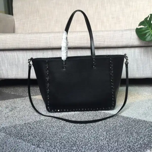 Frstbag ru VALENTINO MEDIUM GRAIN CALFSKIN LEATHER ROCKSTUD BAG