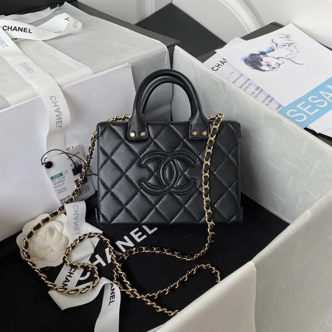 First bag ru CHANEL VANITY CASE