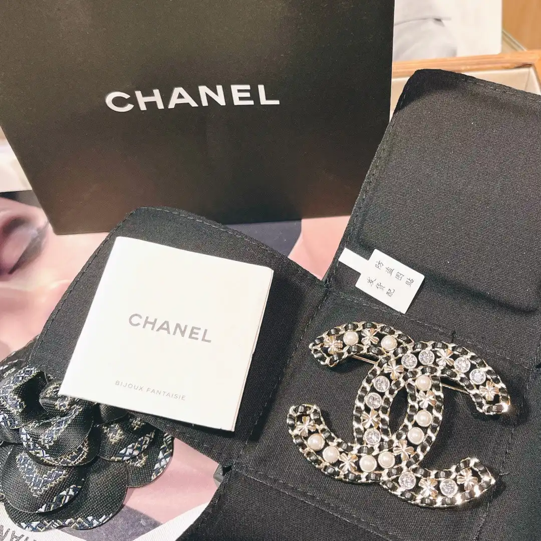 First bag ru CHANEL BROOCH