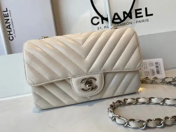 CL FLAP BAG LAMBSKIN 20CM