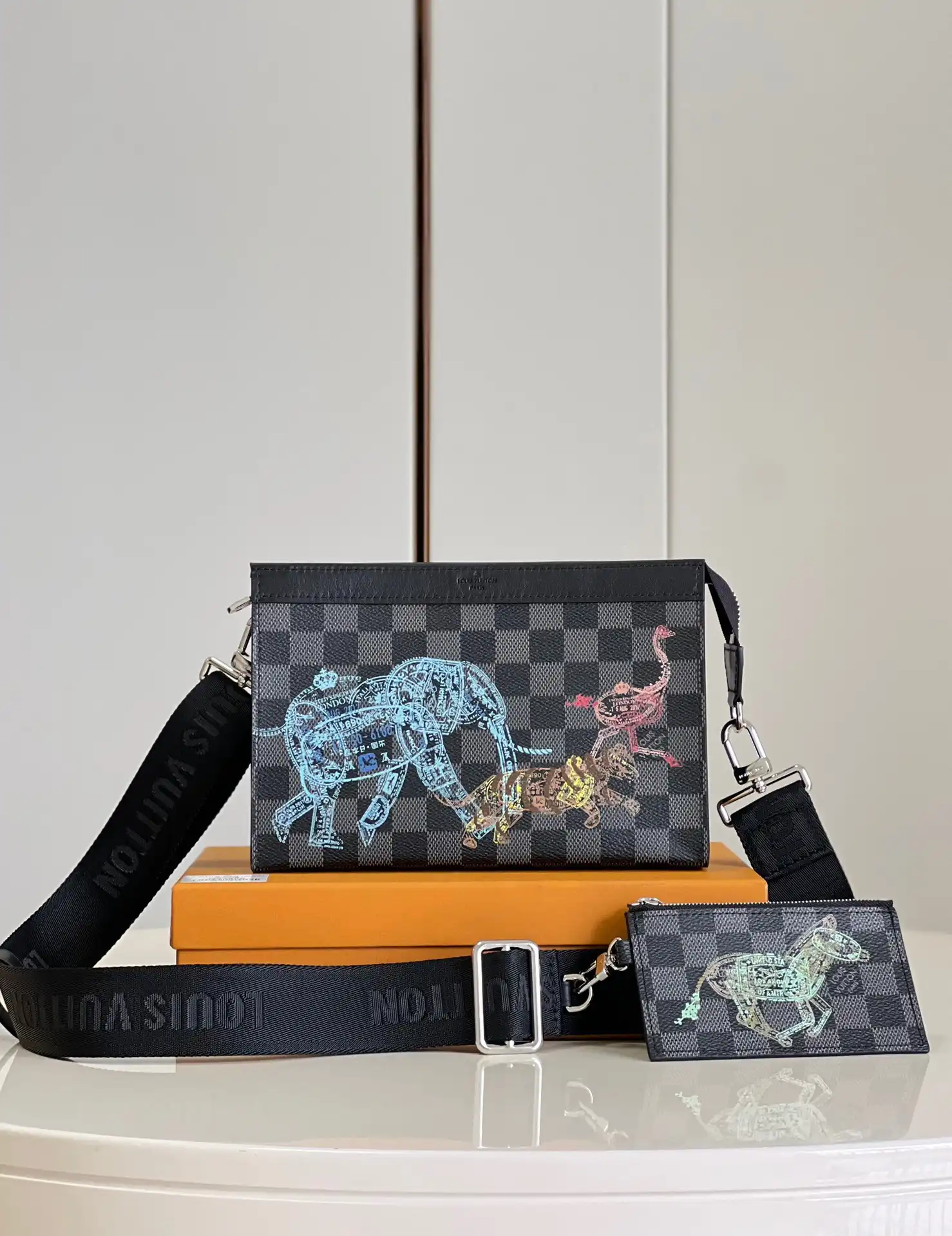 Affordable LOUIS VUITTON GASTON WEARABLE