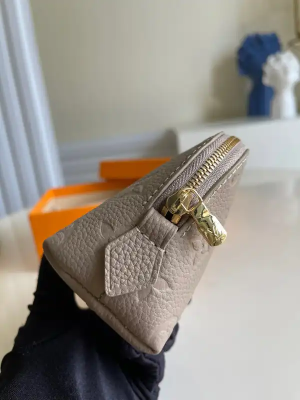 Firstbag Ru LOUIS VUITTON COSMETIC POUCH