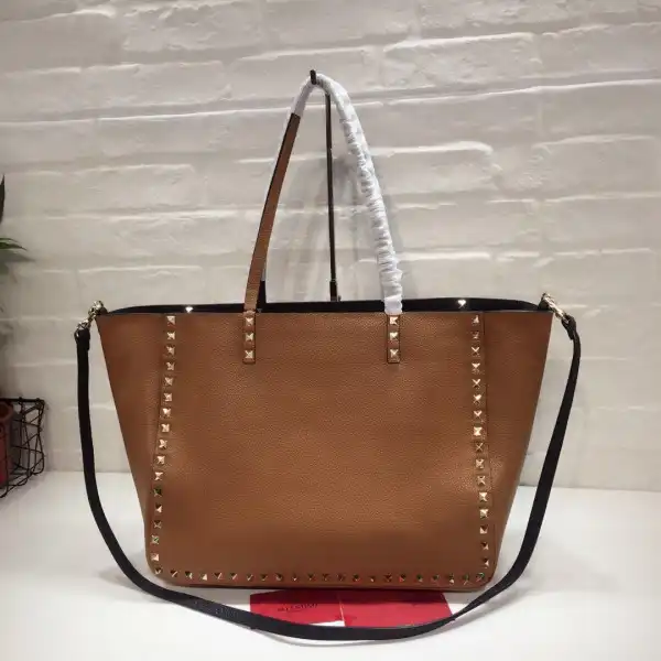 Bagsoffer VALENTINO MEDIUM GRAIN CALFSKIN LEATHER ROCKSTUD BAG