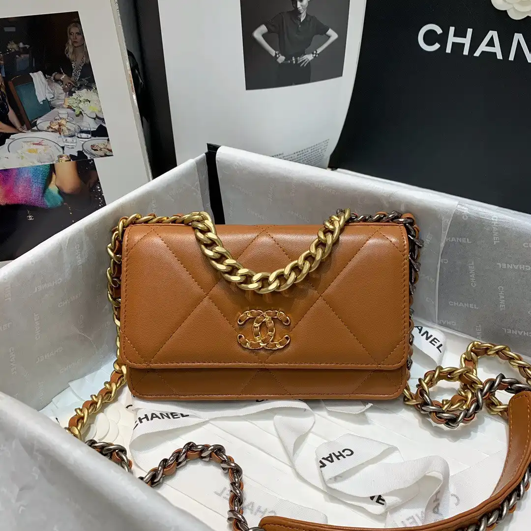 CHANEL19 WALLET ON CHAIN