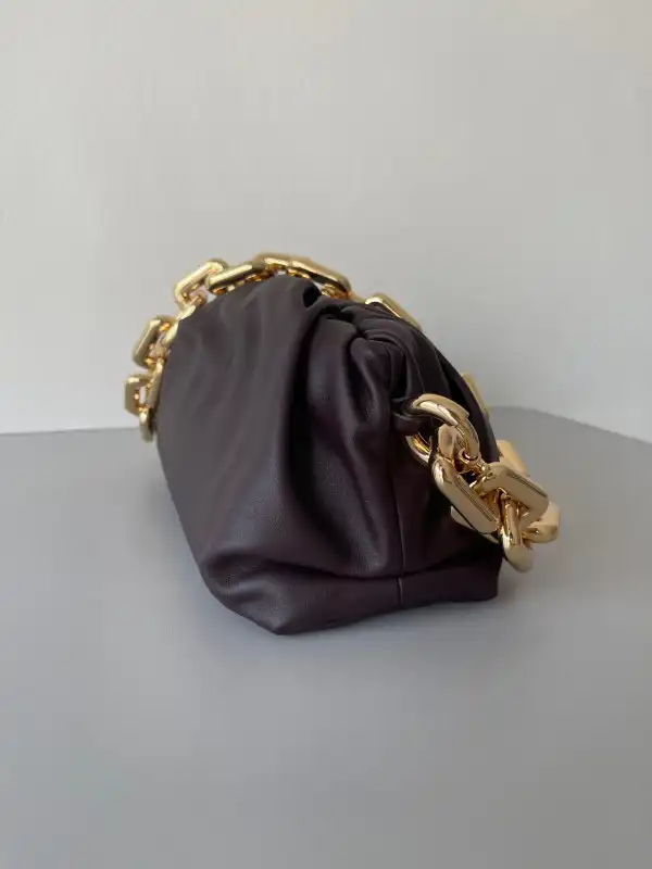 First bag ru BOTTEGA VENETA THE CHAIN POUCH