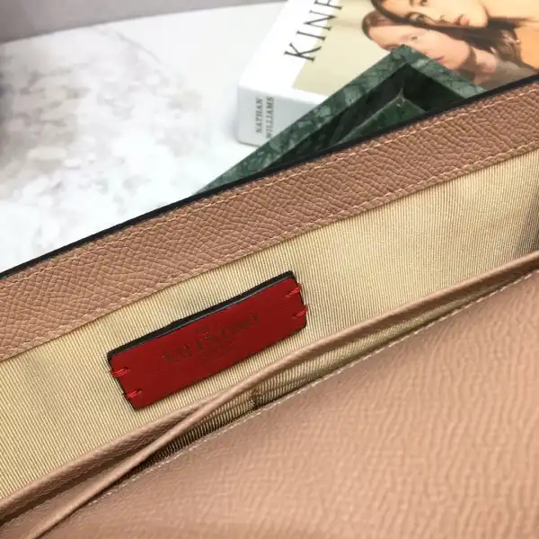 Yupoo bagsoffer VALENTINO GARAVANI VSLING GRAINY CLUTCH