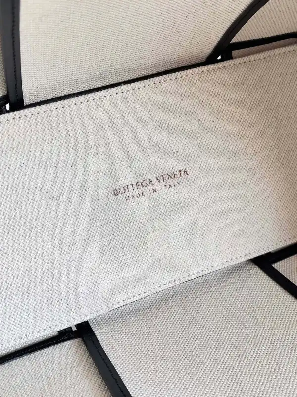 First bag ru BOTTEGA VENETA Arco MEDIUM Tote