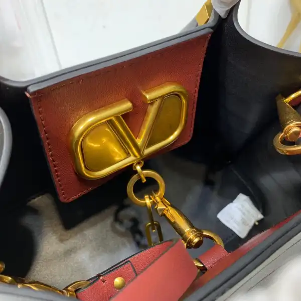 Bagsoffer VALENTINO GARAVANI ESCAPE TOTE BAG