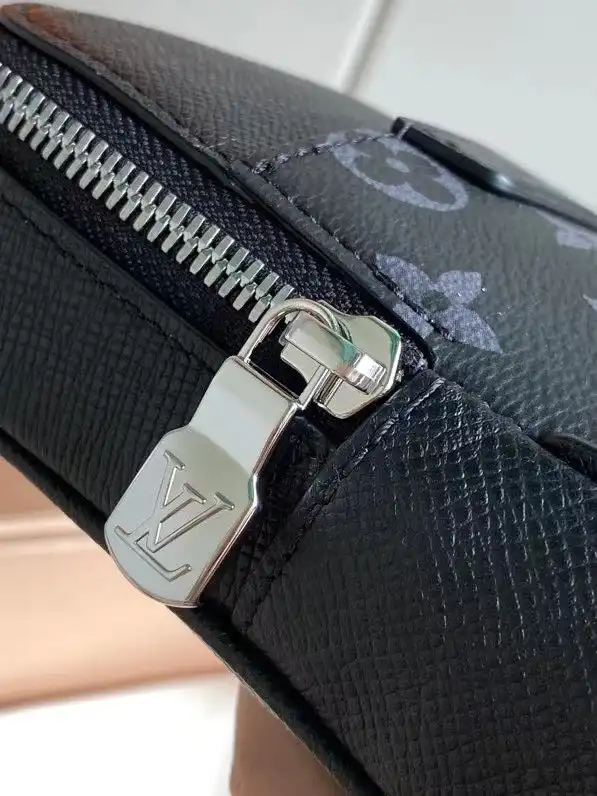 LOUIS VUITTON OUTDOOR SLINGBAG