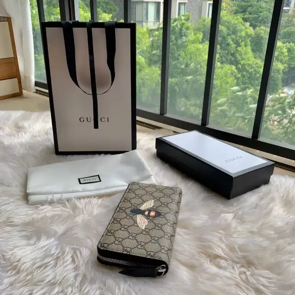 Affordable GUCCI Bee print GG zip around wallet