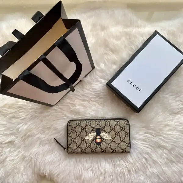 Affordable GUCCI Bee print GG zip around wallet