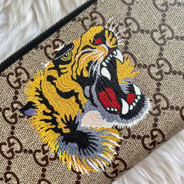 Affordable GUCCI Bee print GG zip around wallet