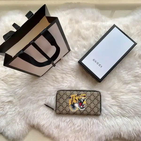 Affordable GUCCI Bee print GG zip around wallet