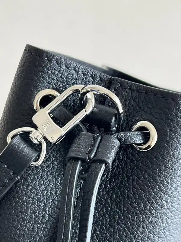 Bagsoffer LOUIS VUITTON NANO LOCKME BUCKET