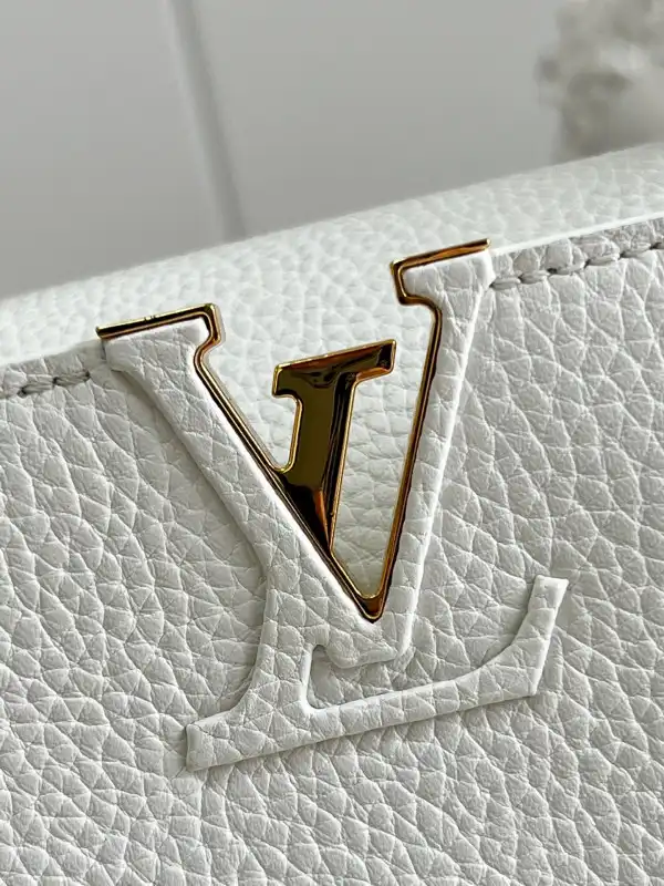 First bag ru LOUIS VUITTON CAPUCINES BB