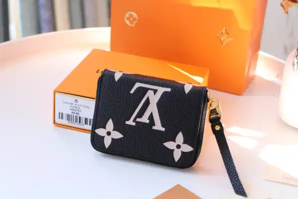 LOUIS VUITTON ZIPPY COIN PURSE