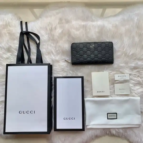 First bag ru GUCCI LEATHER ZIP AROUND WALLET