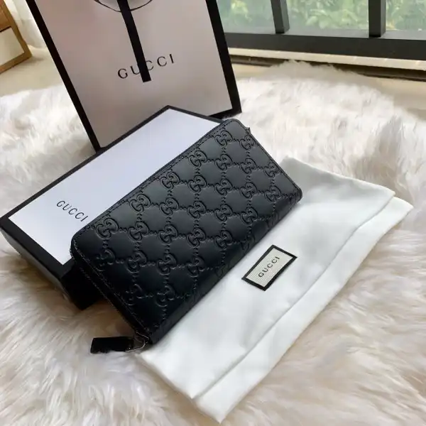 GUCCI LEATHER ZIP AROUND WALLET