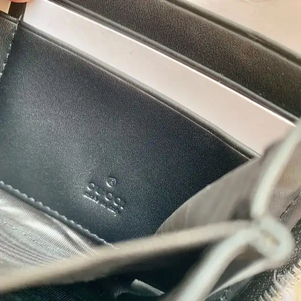 Firstbag Ru GUCCI LEATHER ZIP AROUND WALLET