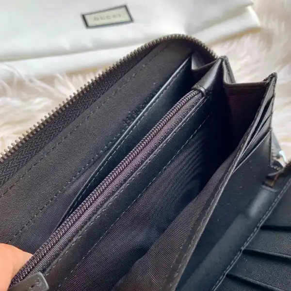 First bag ru GUCCI LEATHER ZIP AROUND WALLET