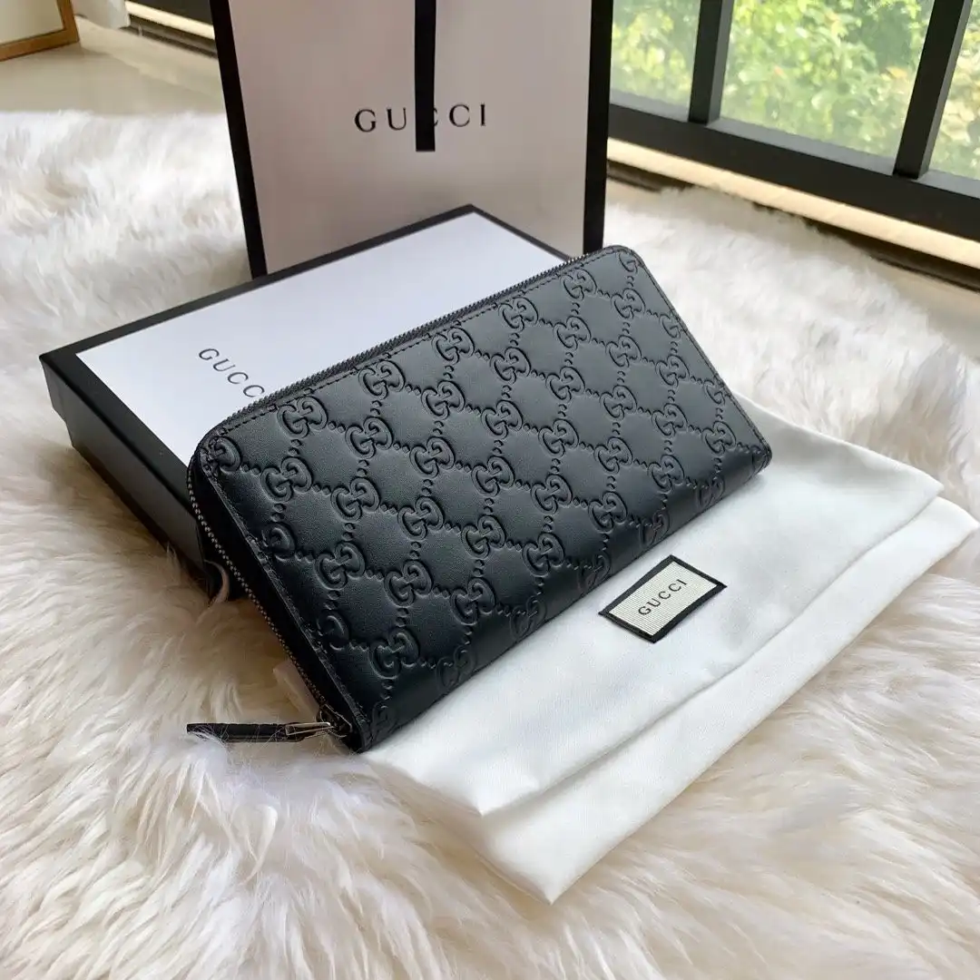 First bag ru GUCCI LEATHER ZIP AROUND WALLET