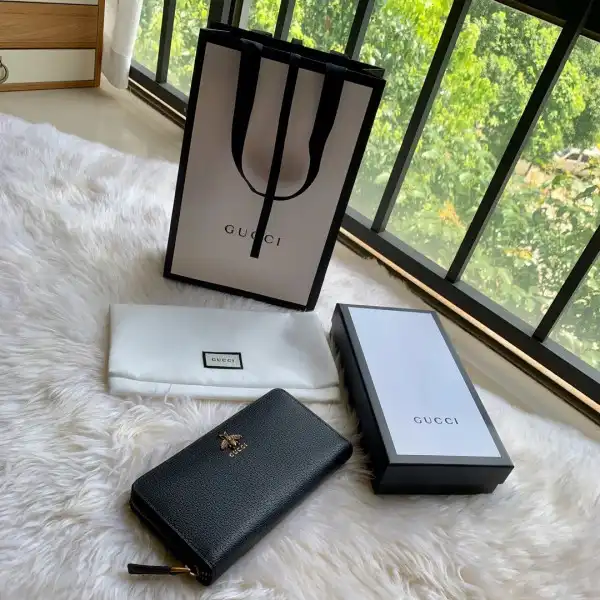 GUCCI LEATHER ZIP AROUND WALLET