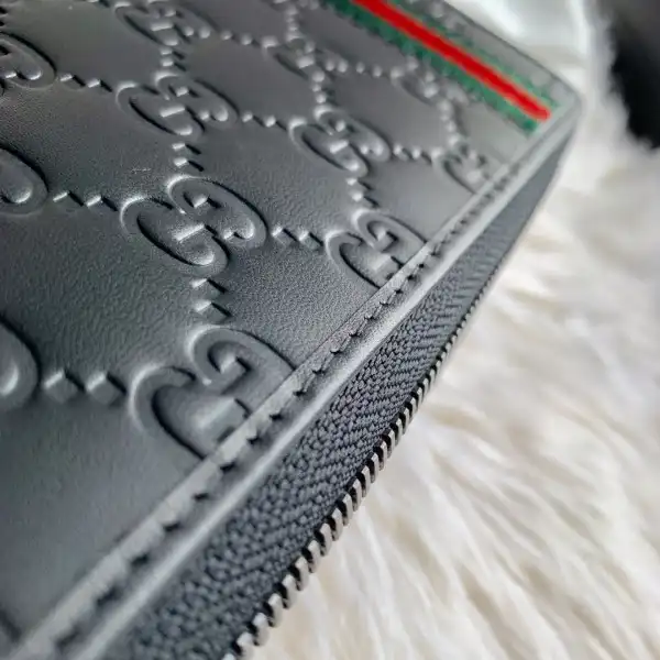 GUCCI LEATHER ZIP AROUND WALLET