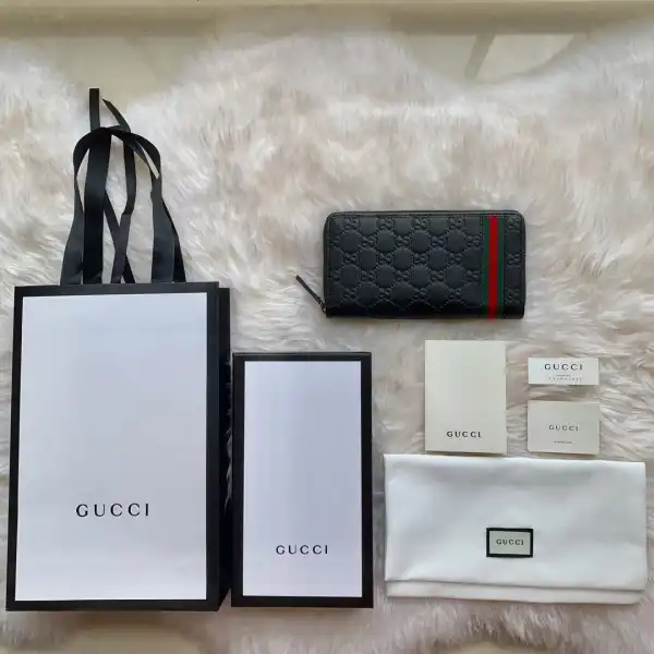 GUCCI LEATHER ZIP AROUND WALLET