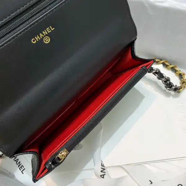 First bag ru CHANEL19 WALLET ON CHAIN