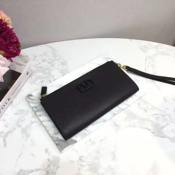 VALENTINO GARAVANI VSLING GRAINY CLUTCH