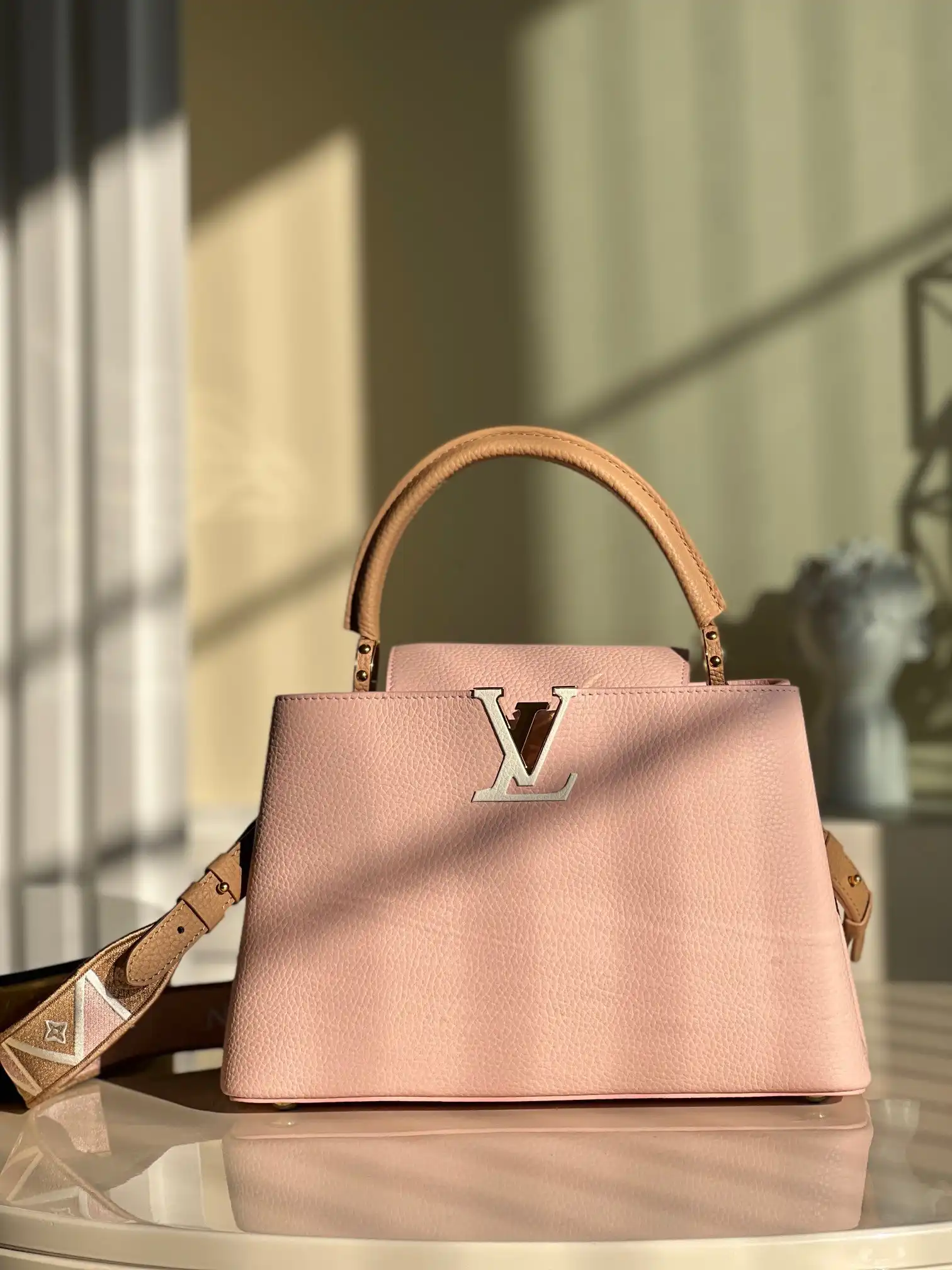 First bag ru LOUIS VUITTON CAPUCINES MM