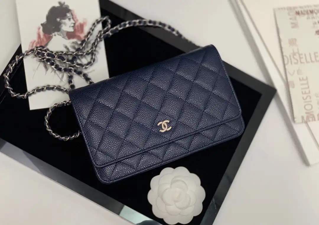 First bag ru CHANEL CHAIN WALLET CAVIAR WITH SILVER HARDWARE