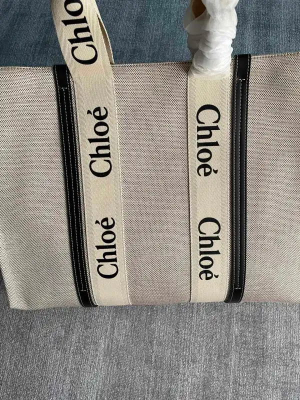 First bag ru CHLOÉ LARGE WOODY TOTE BAG