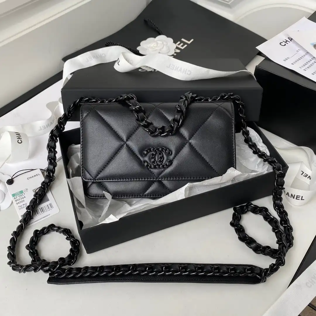 CHANEL19 WALLET ON CHAIN