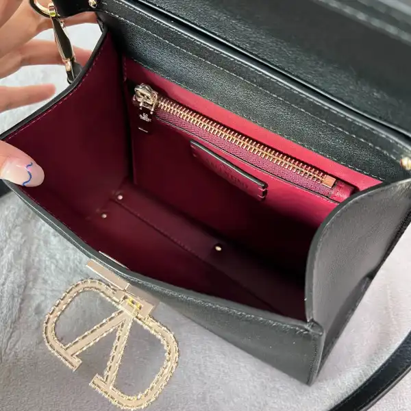 Yupoo bagsoffer VALENTINO SMALL VSLING GRAINY CALFSKIN HANDBAG