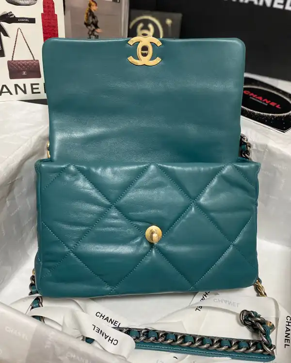 First bag ru CHANEL 19 FLAP BAG