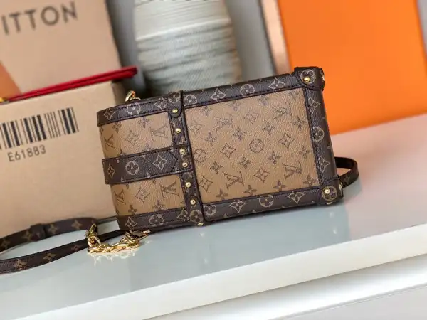 First bag ru LOUIS VUITTON VERTICAL TRUNK POCHETTE