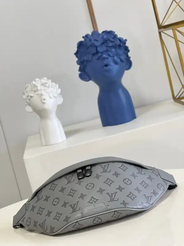 First bag ru LOUIS VUITTON DISCOVERY BUMBAG