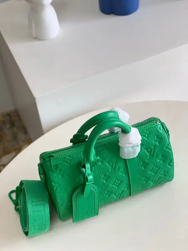 First bag ru LOUIS VUITTON KEEPALL BANDOULIÈRE 25