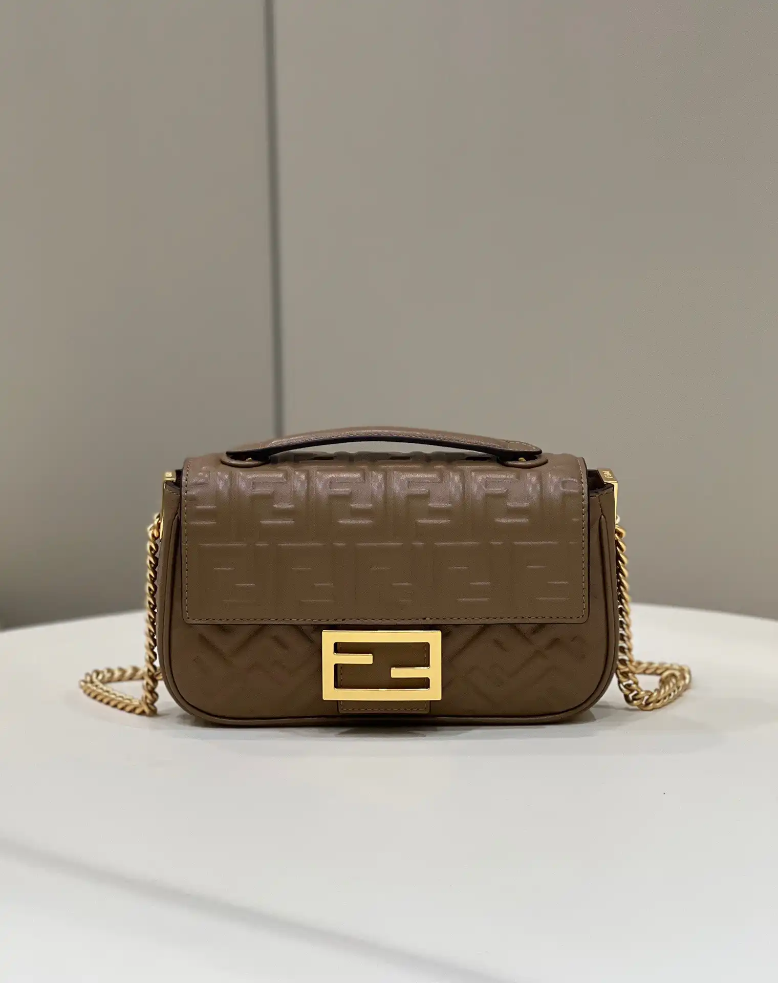 First bag ru FENDI BAGUETTE CHAIN MIDI 397B98-24*14*7CM