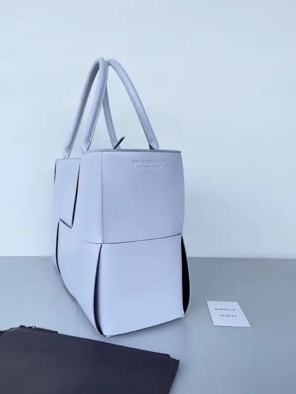 BOTTEGA VENETA Arco MEDIUM Tote