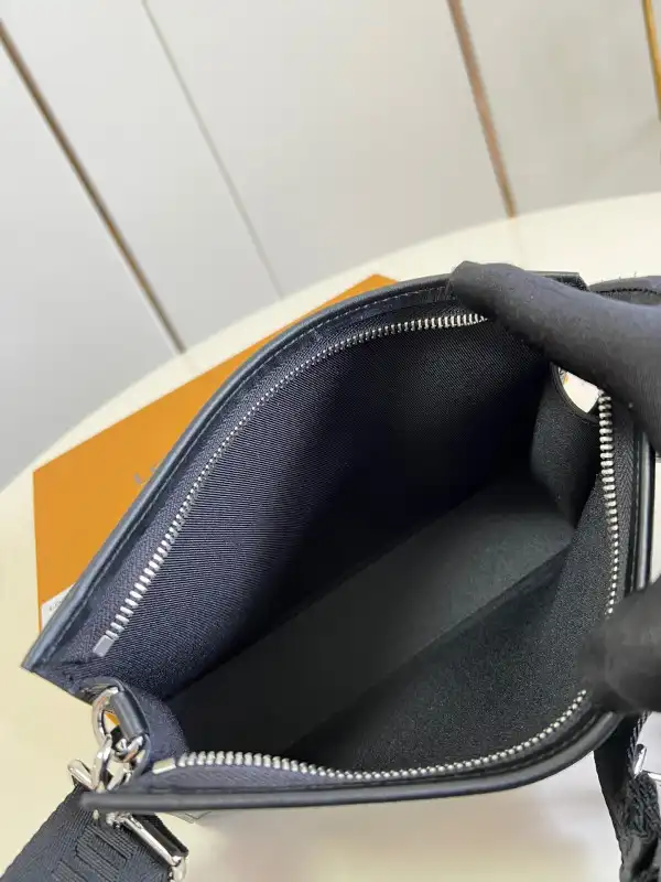 Rep LOUIS VUITTON GASTON WEARABLE