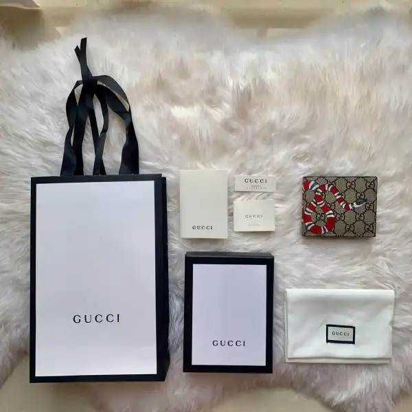 First bag ru GUCCI WALLET